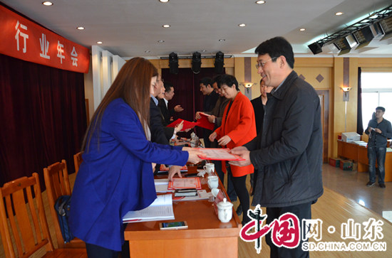 點擊圖片翻到下一頁>> 山東省會展行業(yè)年會舉行 發(fā)布《2015山東省會展業(yè)發(fā)展報告》